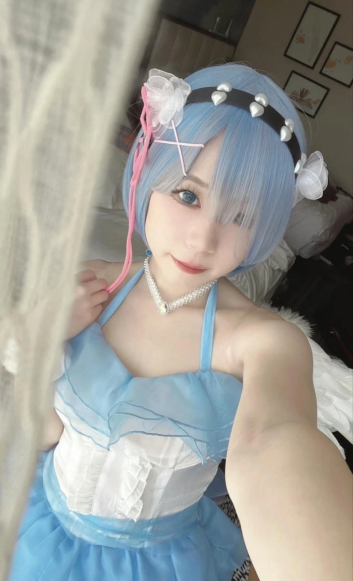 ảnh rem cosplay mặt trái xoan