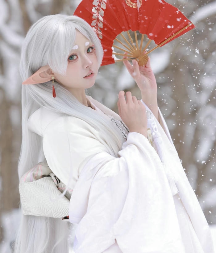 cosplay Frieren anime tối giản đẹp