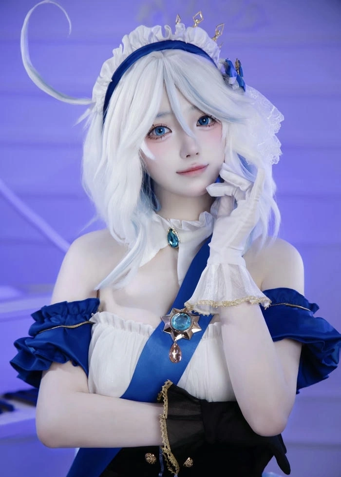 cosplay furina tạo dáng tự nhiên