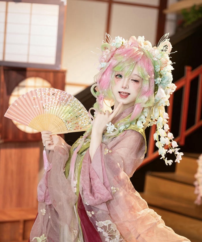 cosplay mitsuri tạo dáng tự nhiên