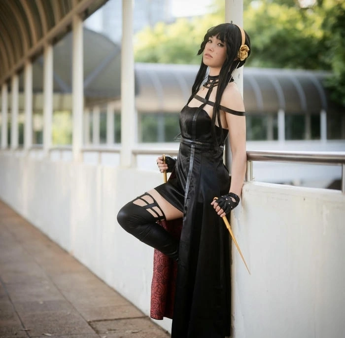 cosplay yor forger tạo dáng đẹp