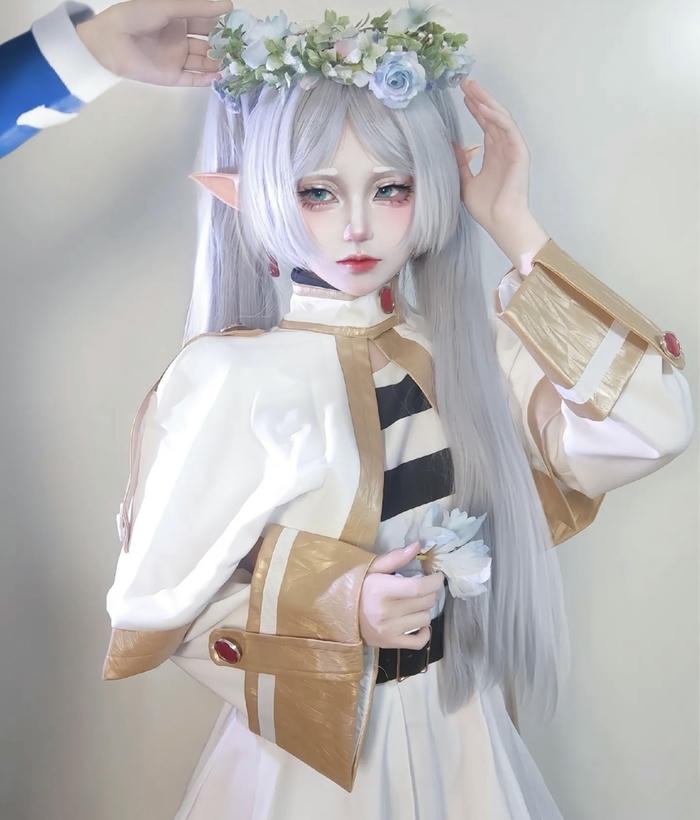 gái xinh Frieren cosplay tóc bạc