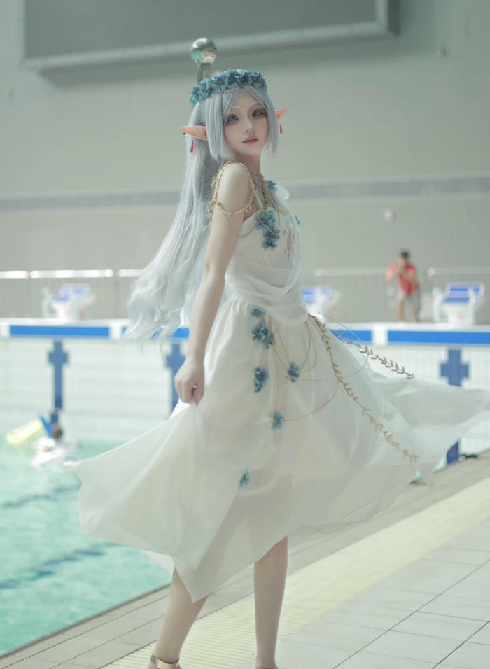 gái xinh cosplay Frieren thơ mộng