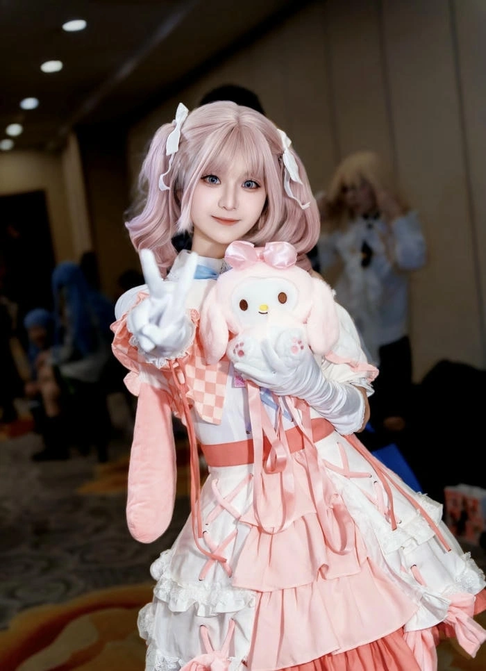 gái xinh hina cosplay da trắng