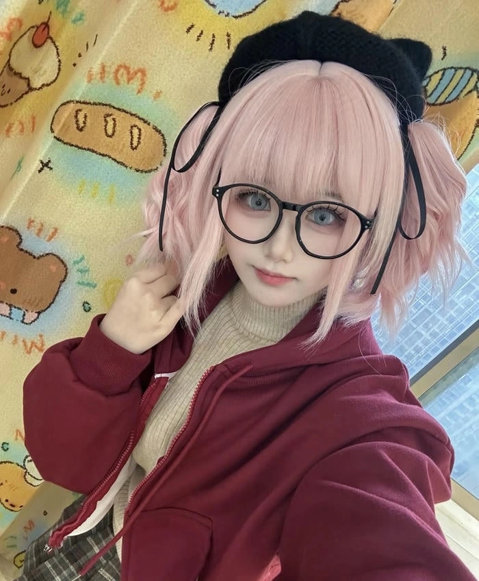 gái xinh hina cosplay mắt xanh