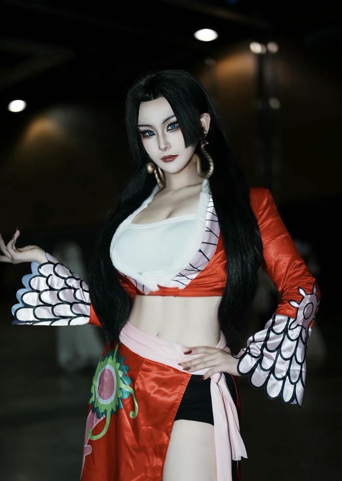hình ảnh coslay boa hancock cổ sâu
