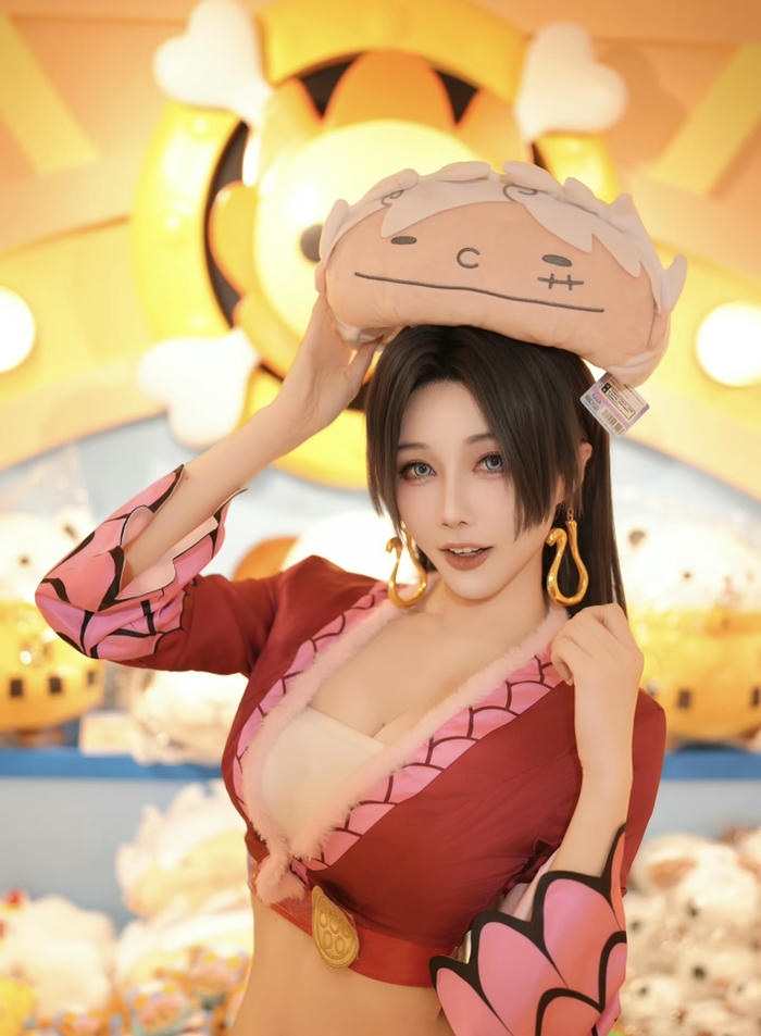 hình ảnh coslay boa hancock vòng eo thon