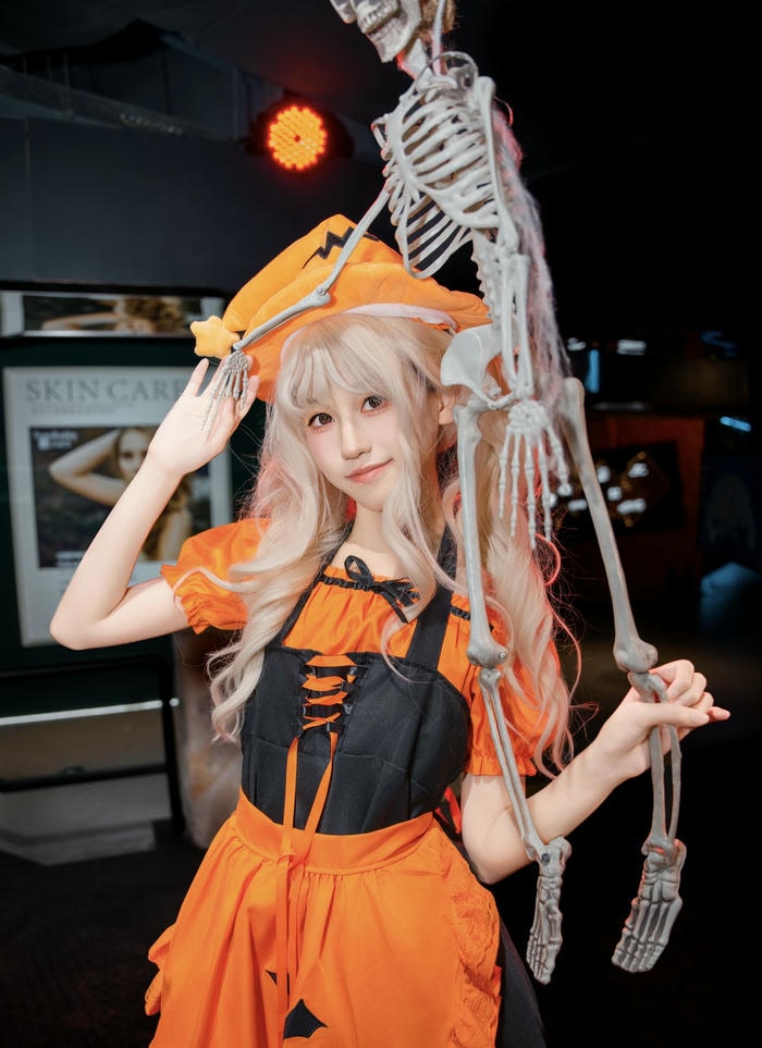 hình ảnh coslay halloween quần áo bí