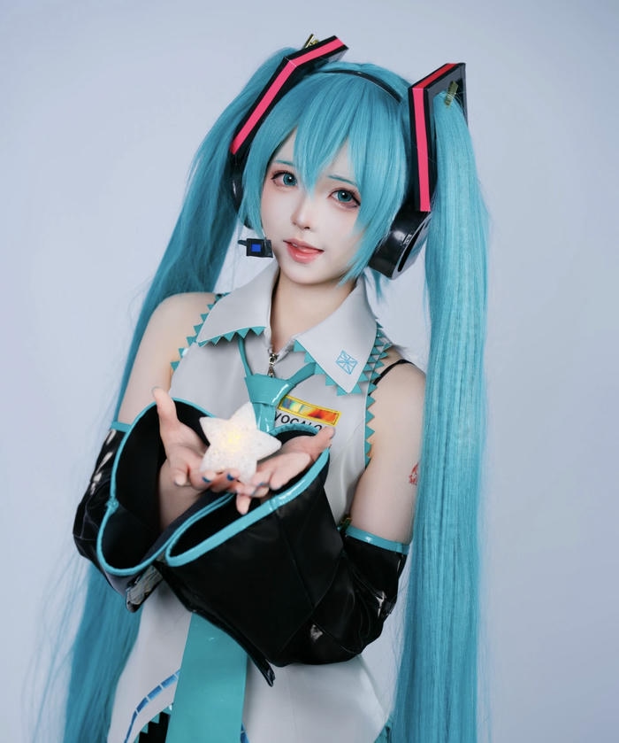 hình ảnh coslay miku ống tay rời