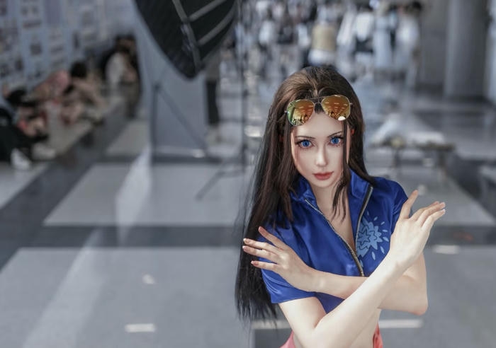 hình ảnh coslay robin trang phục tím sẫm