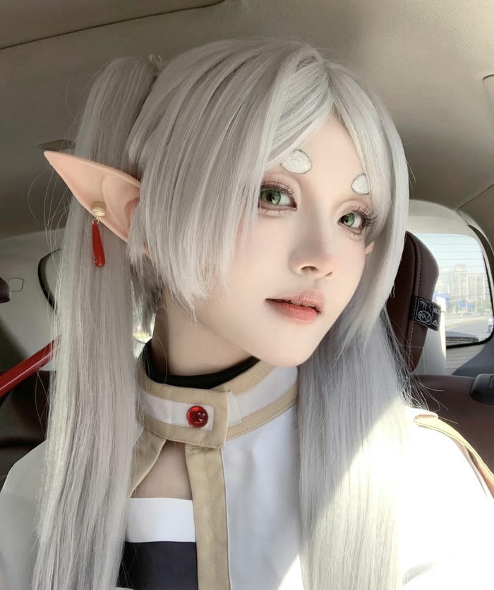 hình ảnh cosplay Frieren chụp cận mặt