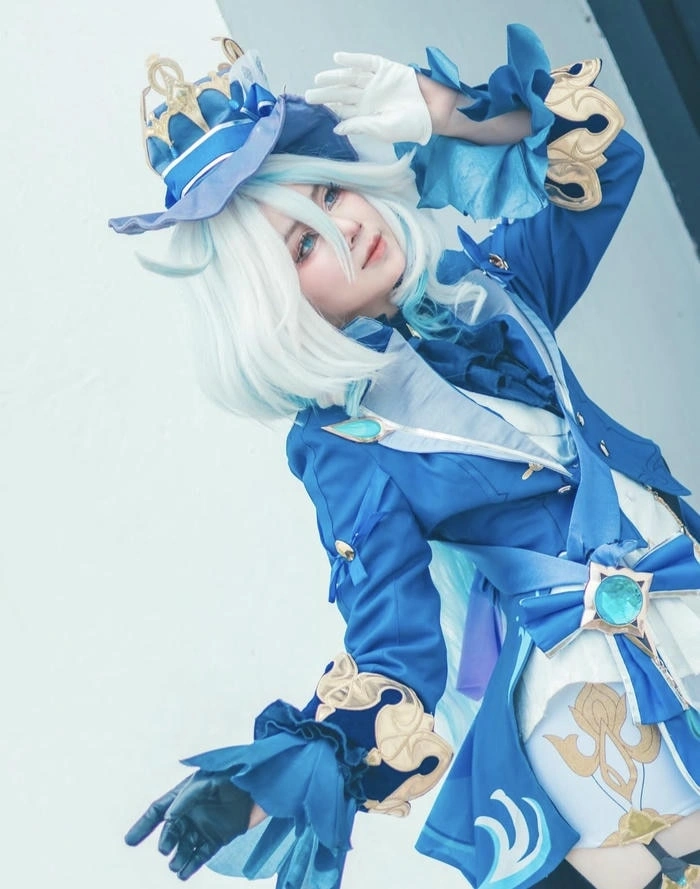 hình ảnh furina cosplay nhìn nghiêng