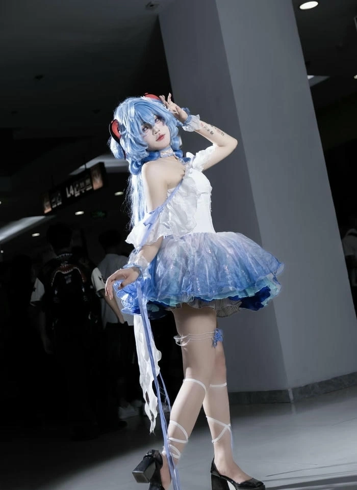 hình ảnh ganyu cosplay dáng xinh