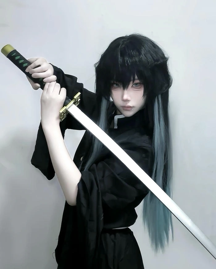 hình ảnh muichiro cosplay tạo dáng kiếm