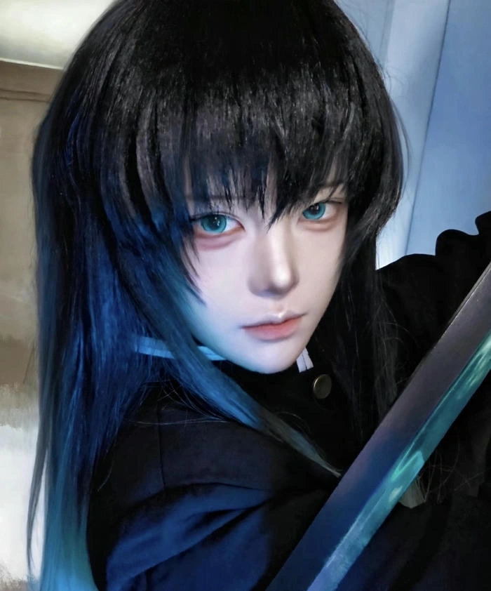 hình ảnh muichiro cosplay tạo dáng ngầu