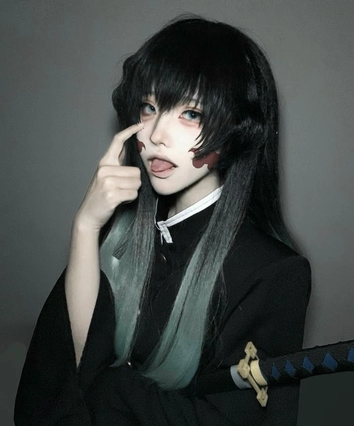 hình ảnh muichiro cosplay tạo hình lạnh lùng