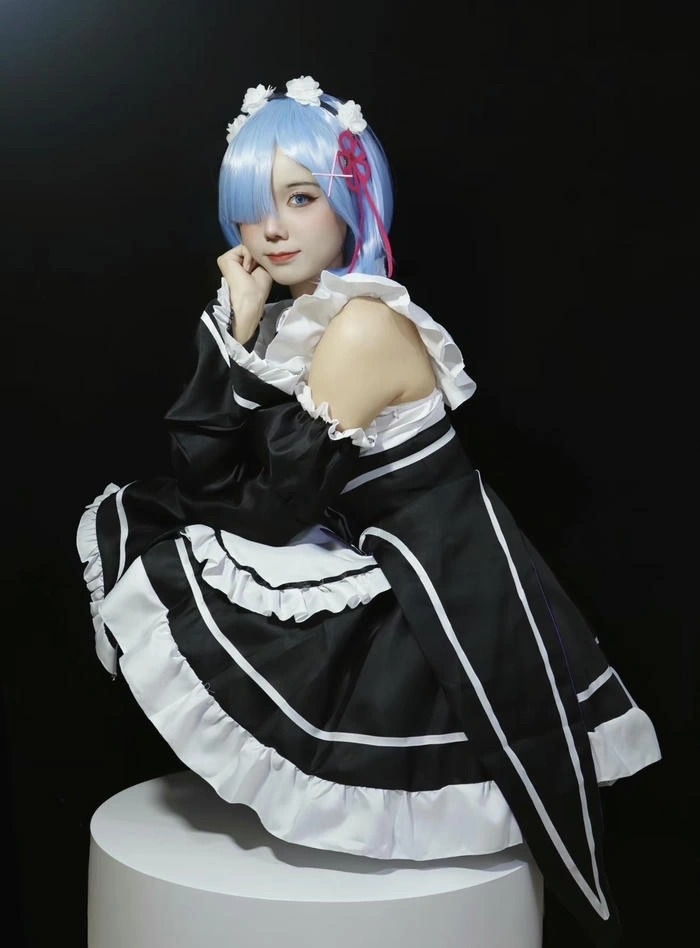 hình ảnh rem cosplay mặt nhỏ