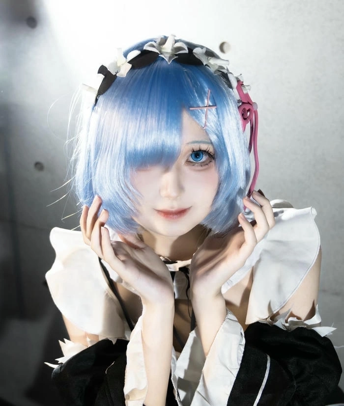 hình ảnh rem cosplay mắt sáng