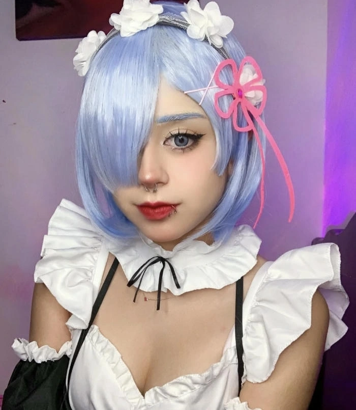 hình ảnh rem cosplay mắt to