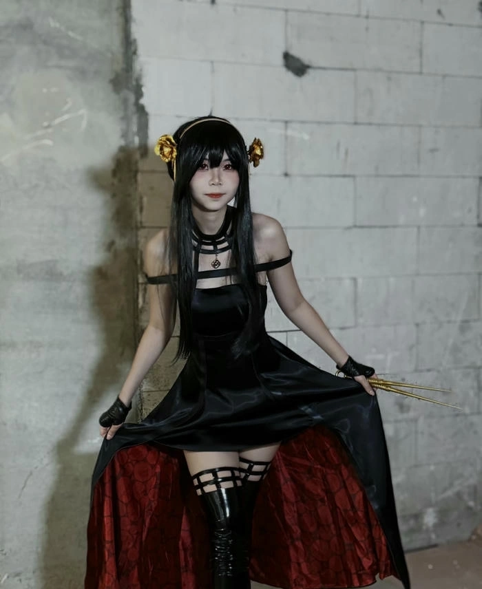 hình ảnh yor forger cosplay chân thực