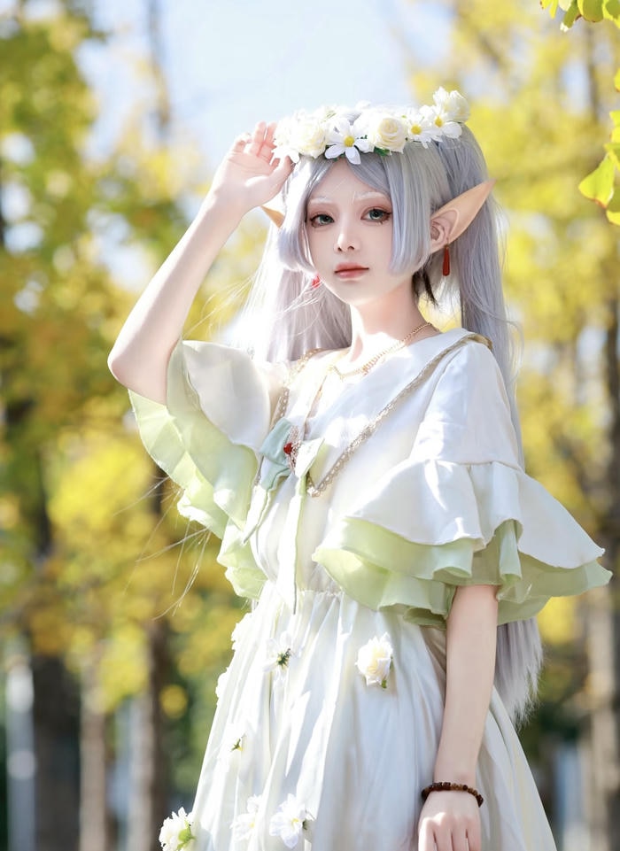 hình cosplay Frieren tạo dáng đứng