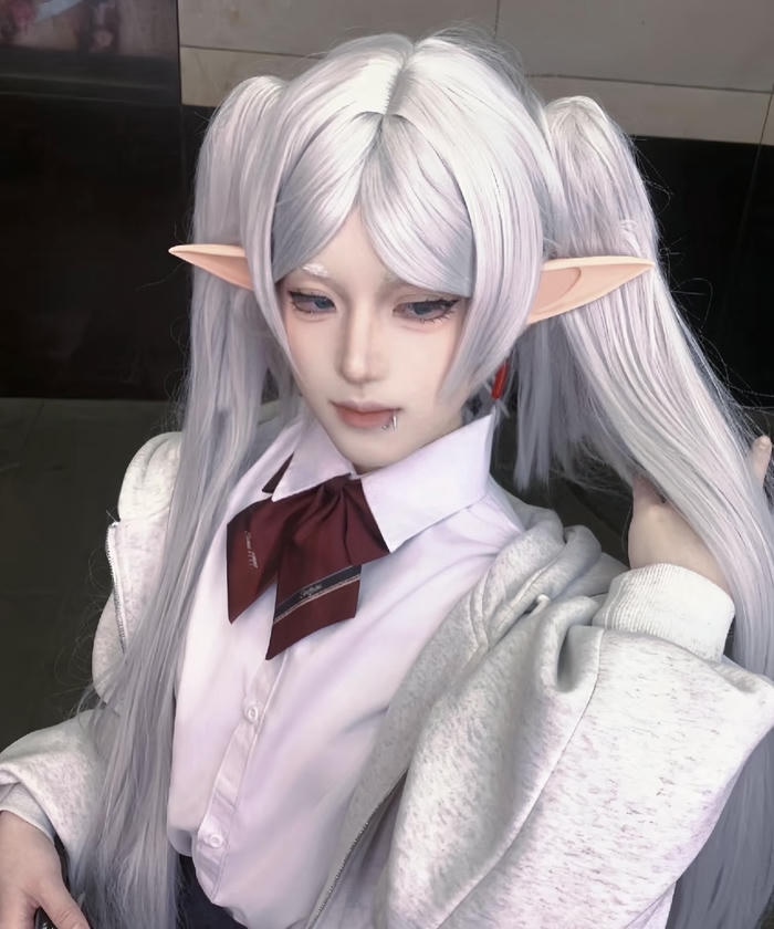 hình cosplay Frieren tóc bạc dài