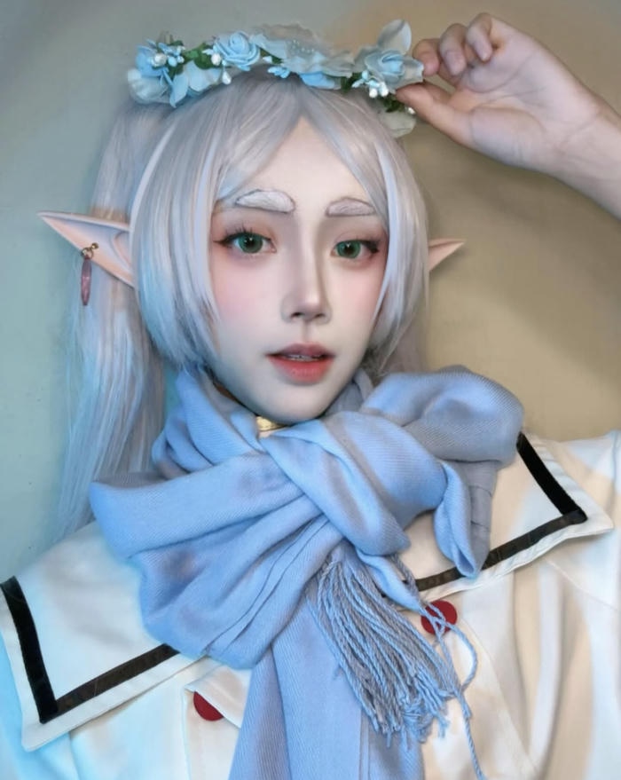 hình cosplay Frieren tóc bạc đẹp