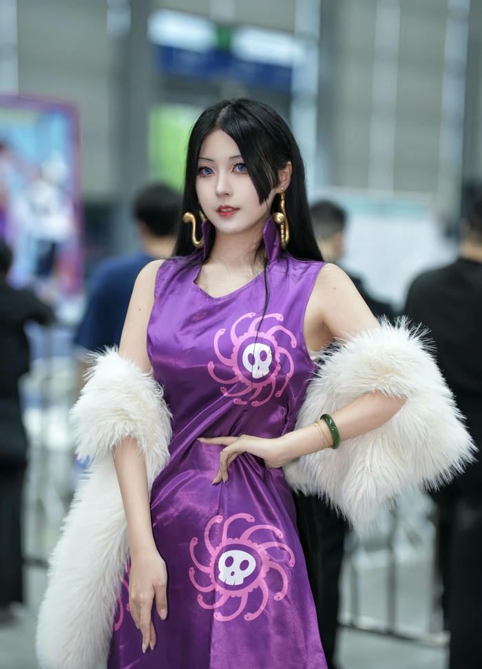 hình cosplay boa hancock phụ kiện vàng