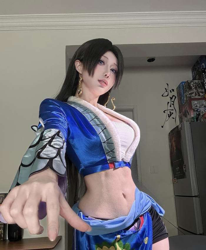 hình cosplay boa hancock trang phục ôm sát