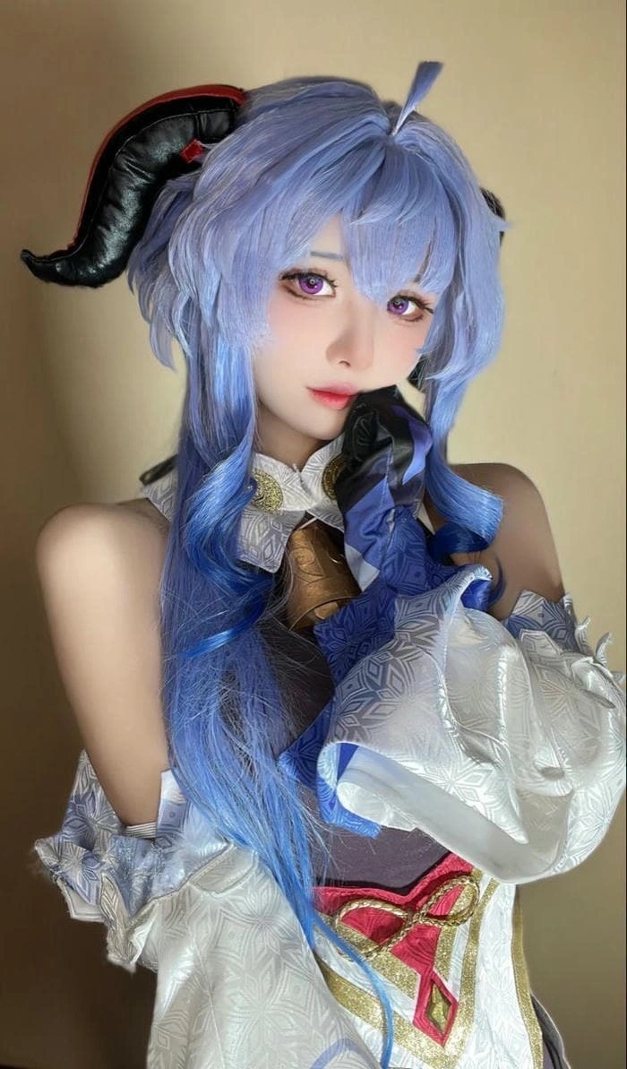hình cosplay ganyu ánh mắt đẹp