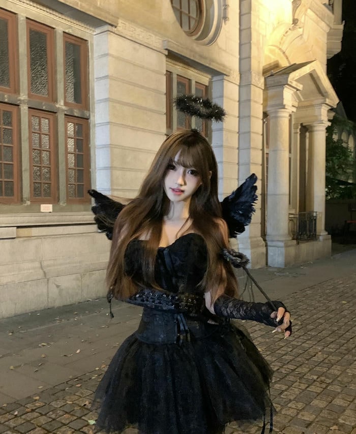 hình cosplay halloween áo choàng đen