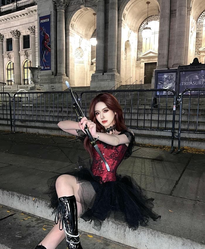 hình cosplay halloween không gian u ám