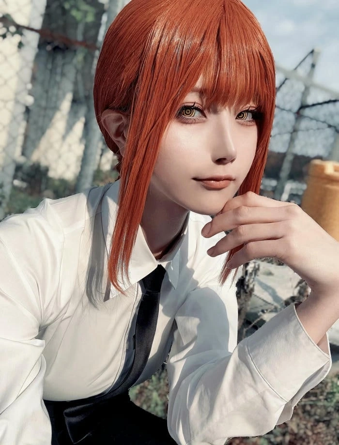 hình cosplay makima ánh nhìn lạnh