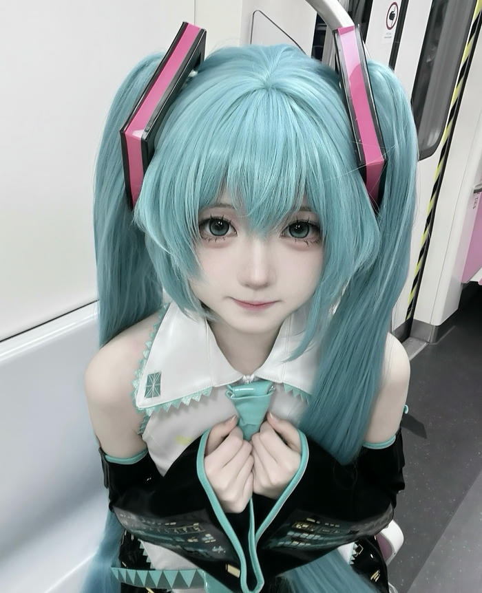 hình cosplay miku áo có cổ