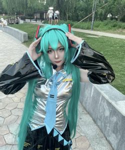 hình cosplay miku cà vạt xanh lam