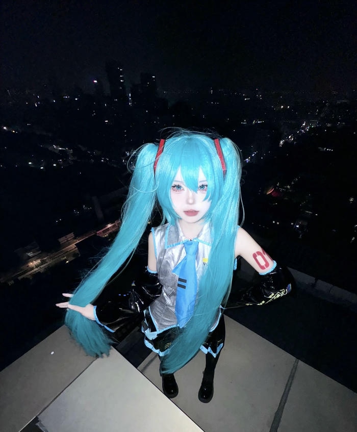 hình cosplay miku thắt lưng mảnh