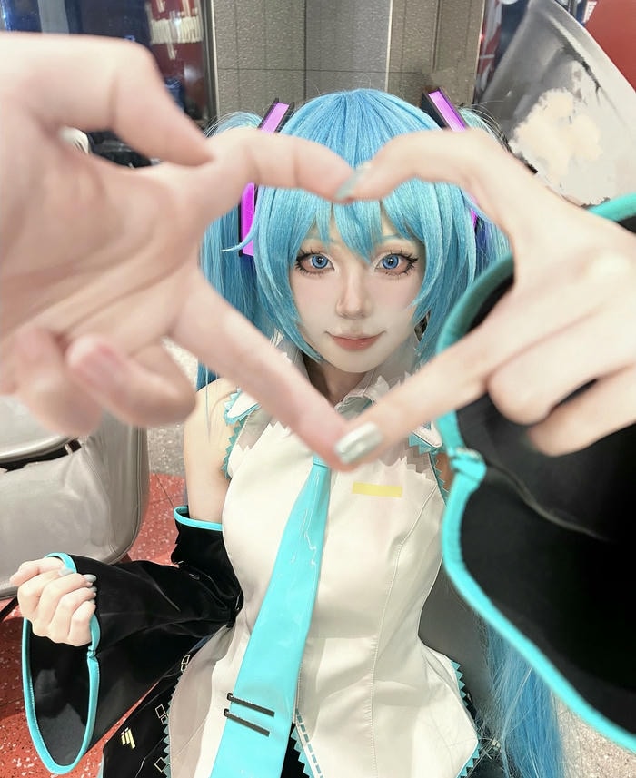 hình cosplay miku thiết kế trang phục gốc