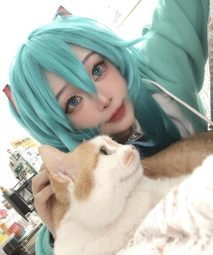 hình cosplay miku y phục nguyên bản