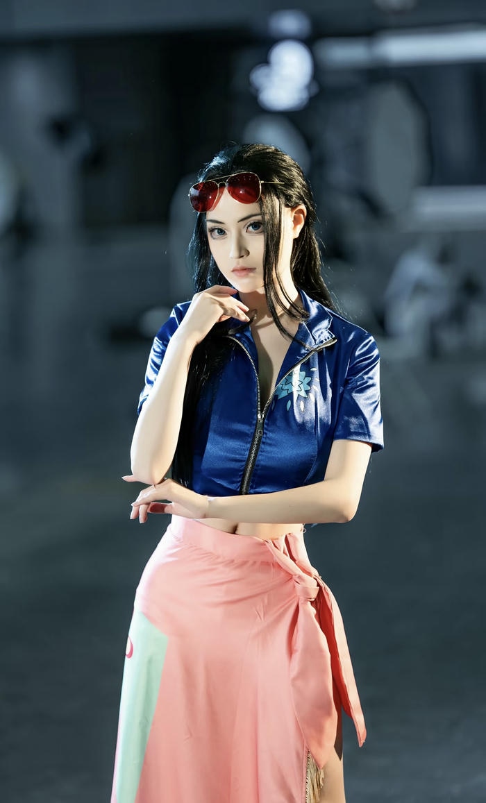 hình cosplay robin áo gợi cảm