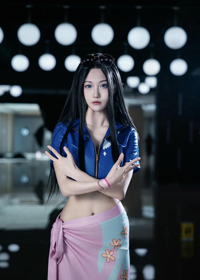 hình cosplay robin áo quyến rũ