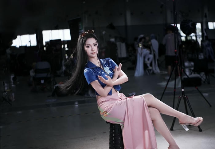 hình cosplay robin tông màu trầm