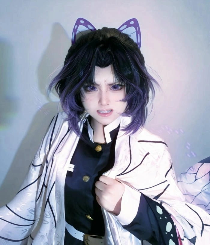 hình cosplay shinobu biểu cảm tự nhiên
