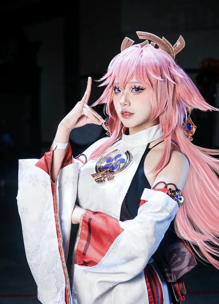 hình cosplay yae miko tóc hồng dài