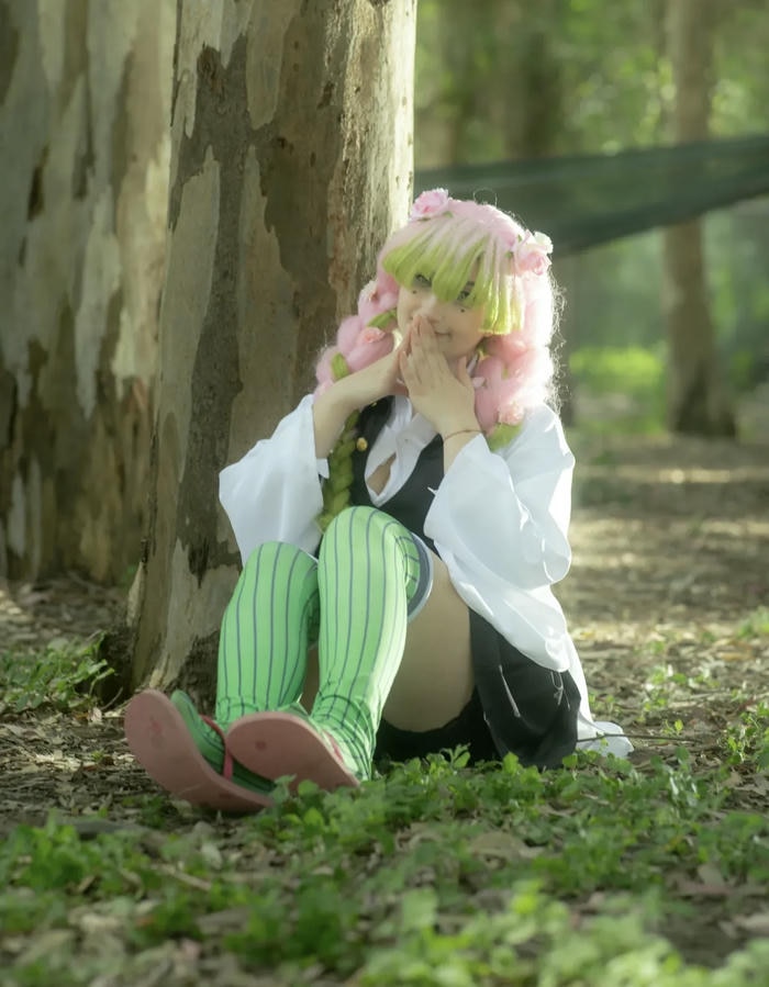 hình mitsuri cosplay bối cảnh rừng