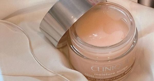 Clinique Moisture Surge 100H giúp dưỡng ẩm sâu, cho da căng bóng