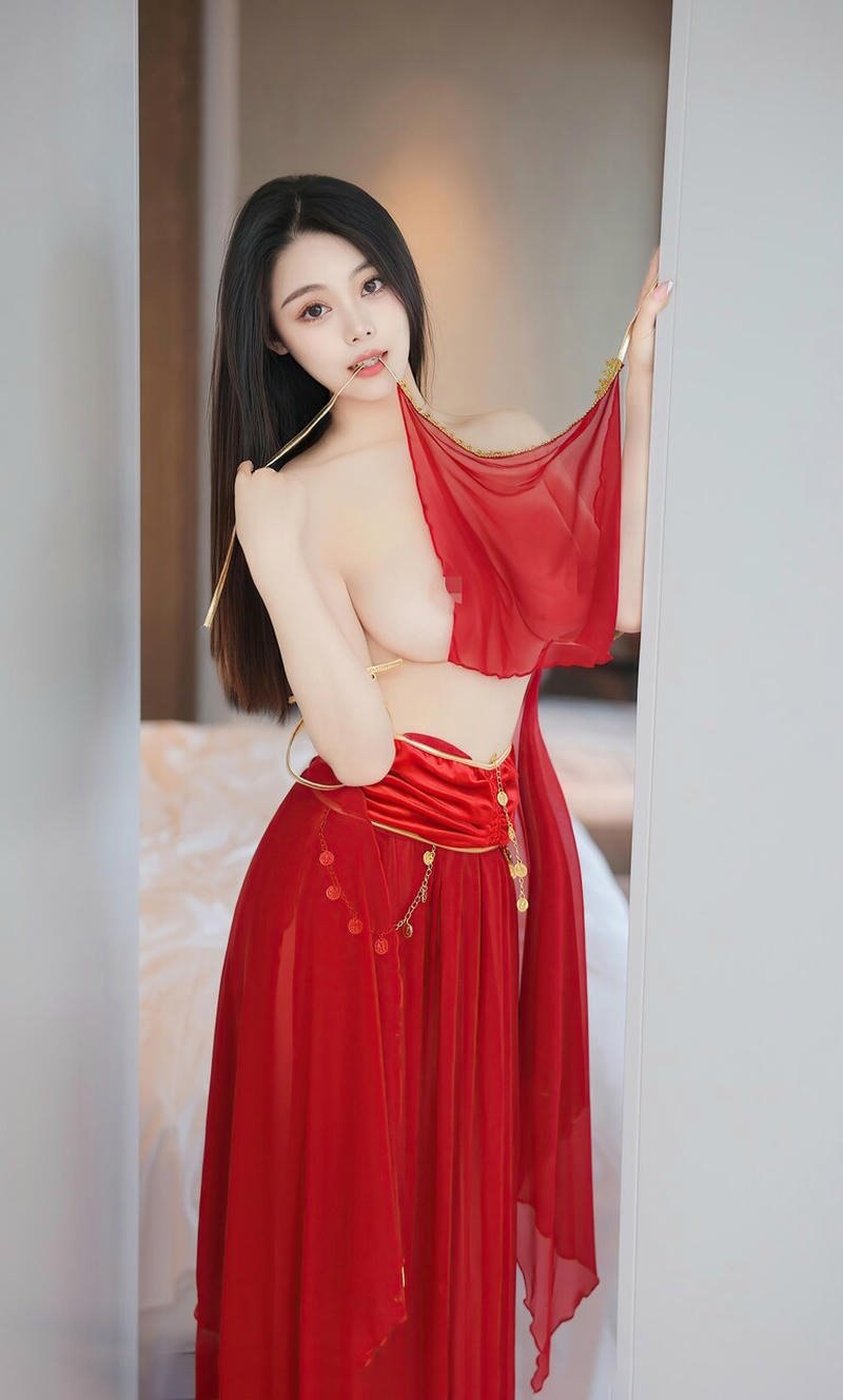 Body nude tự tin khoe vú trần