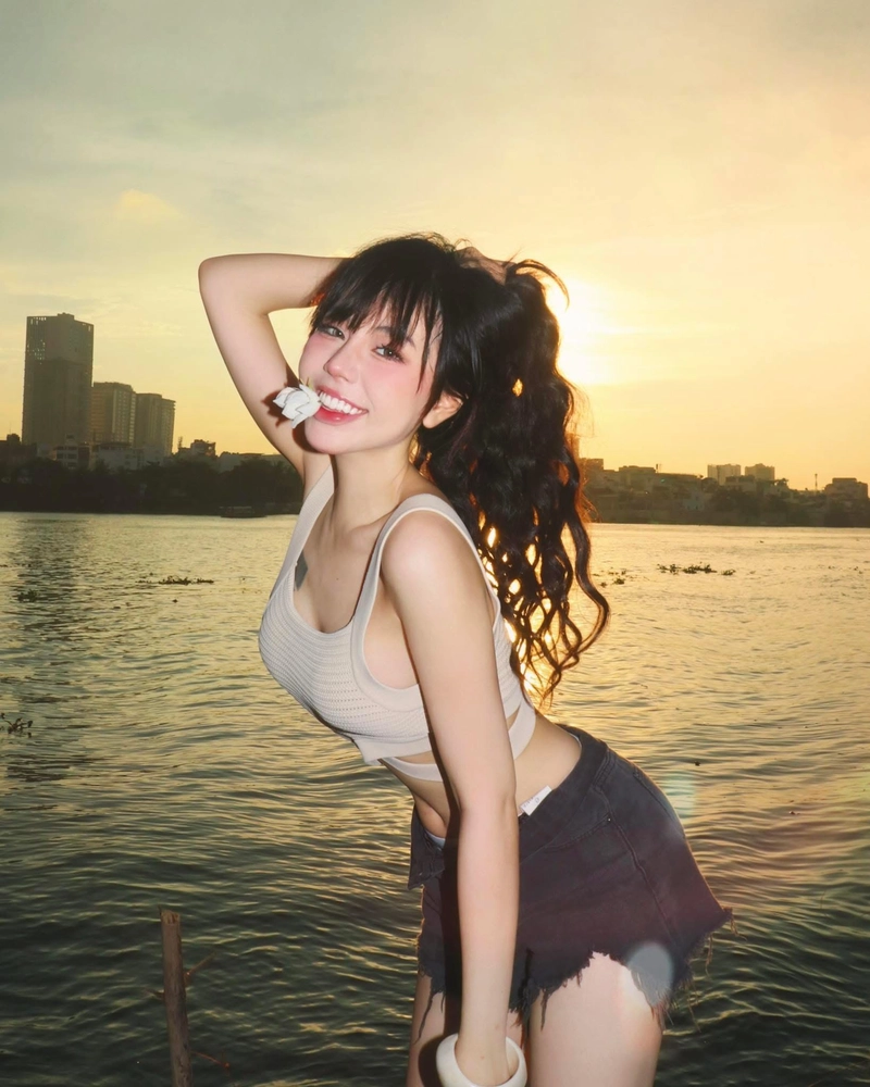 Ảnh Bảo Khuyên bikini ánh nắng rực rỡ nổi bật