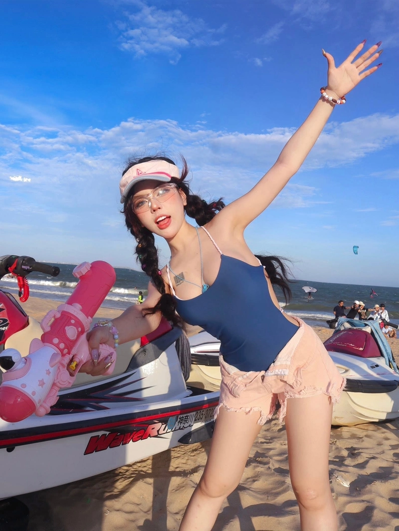 Ảnh Bảo Khuyên bikini phong cách biển tươi sáng