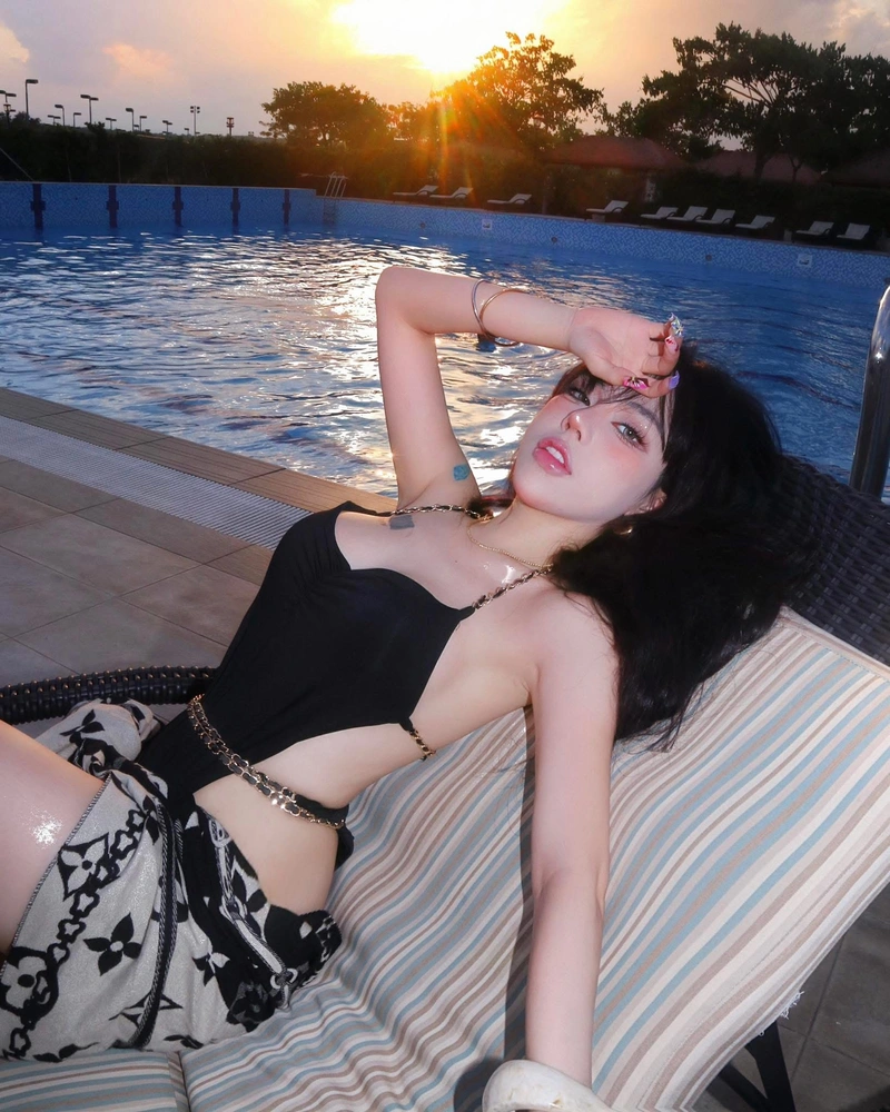 Ảnh Bảo Khuyên bikini phong cách trẻ trung hiện đại
