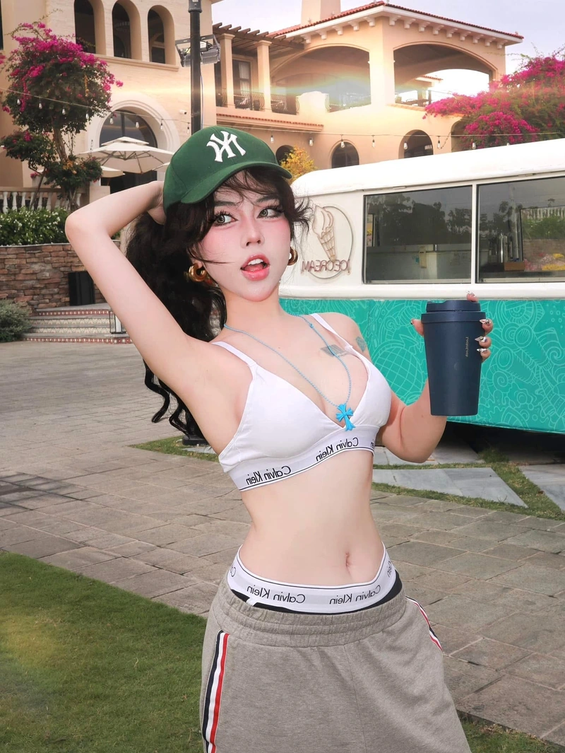 Ảnh Bảo Khuyên bikini tạo dáng tự nhiên cuốn hút